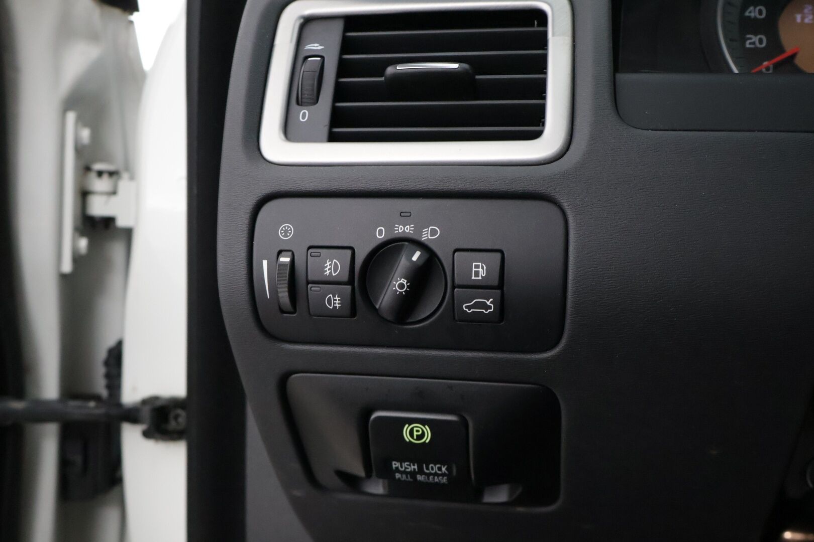 Volvo V70 2012 D3 Summum S/S aut * Keylessgo / Nahat muistilla / Webasto / Koukku / Navi / Tutkat * - *Suomi-auto / Hyvin huollettu / 2x renkaat ja vanteet *