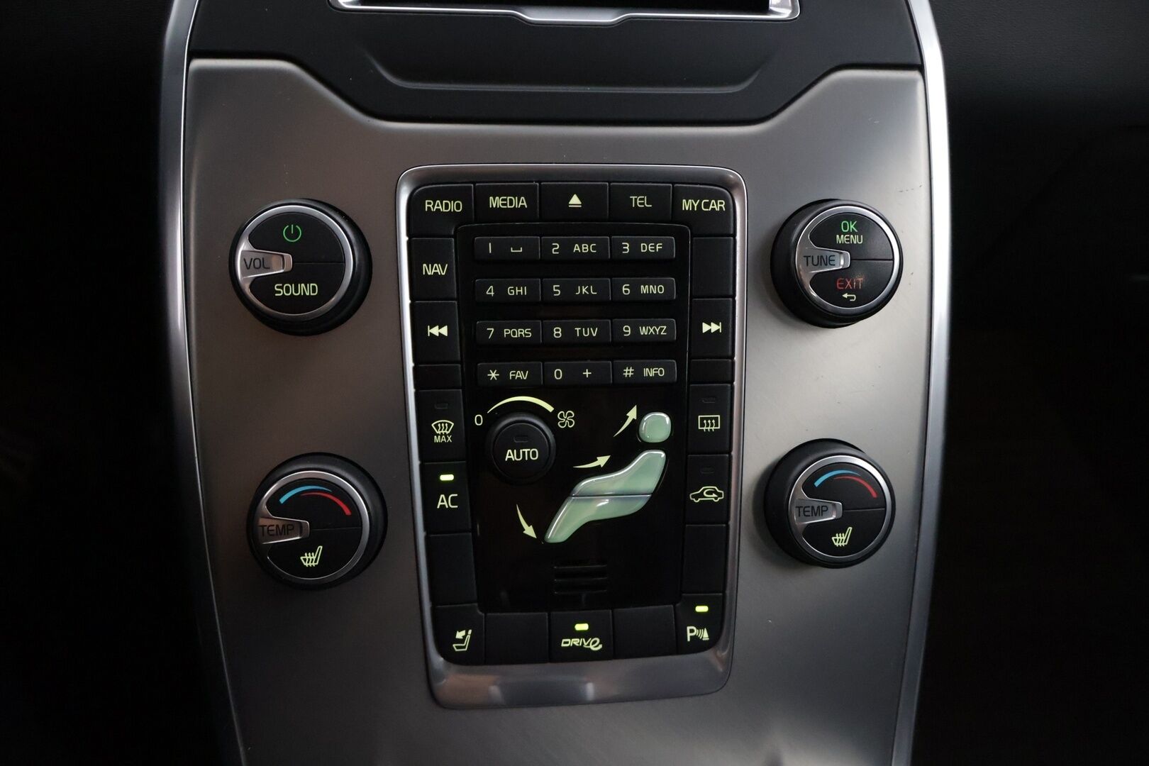 Volvo V70 2012 D3 Summum S/S aut * Keylessgo / Nahat muistilla / Webasto / Koukku / Navi / Tutkat * - *Suomi-auto / Hyvin huollettu / 2x renkaat ja vanteet *