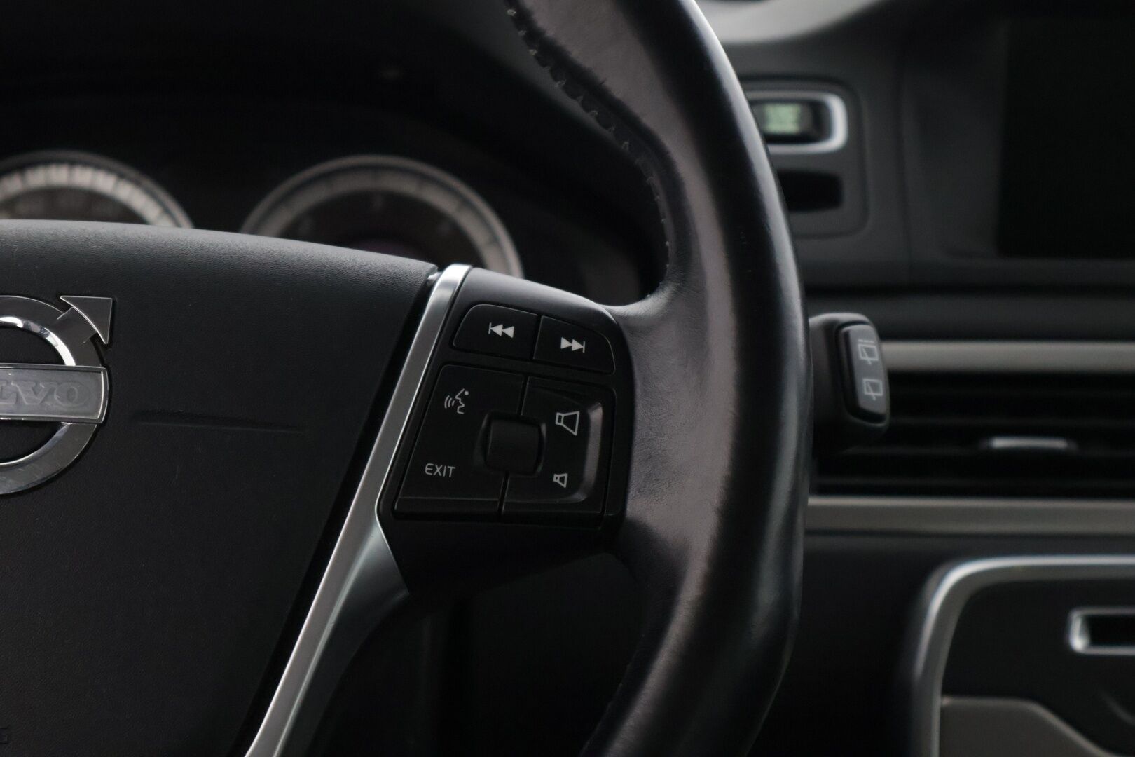 Volvo V70 2012 D3 Summum S/S aut * Keylessgo / Nahat muistilla / Webasto / Koukku / Navi / Tutkat * - *Suomi-auto / Hyvin huollettu / 2x renkaat ja vanteet *