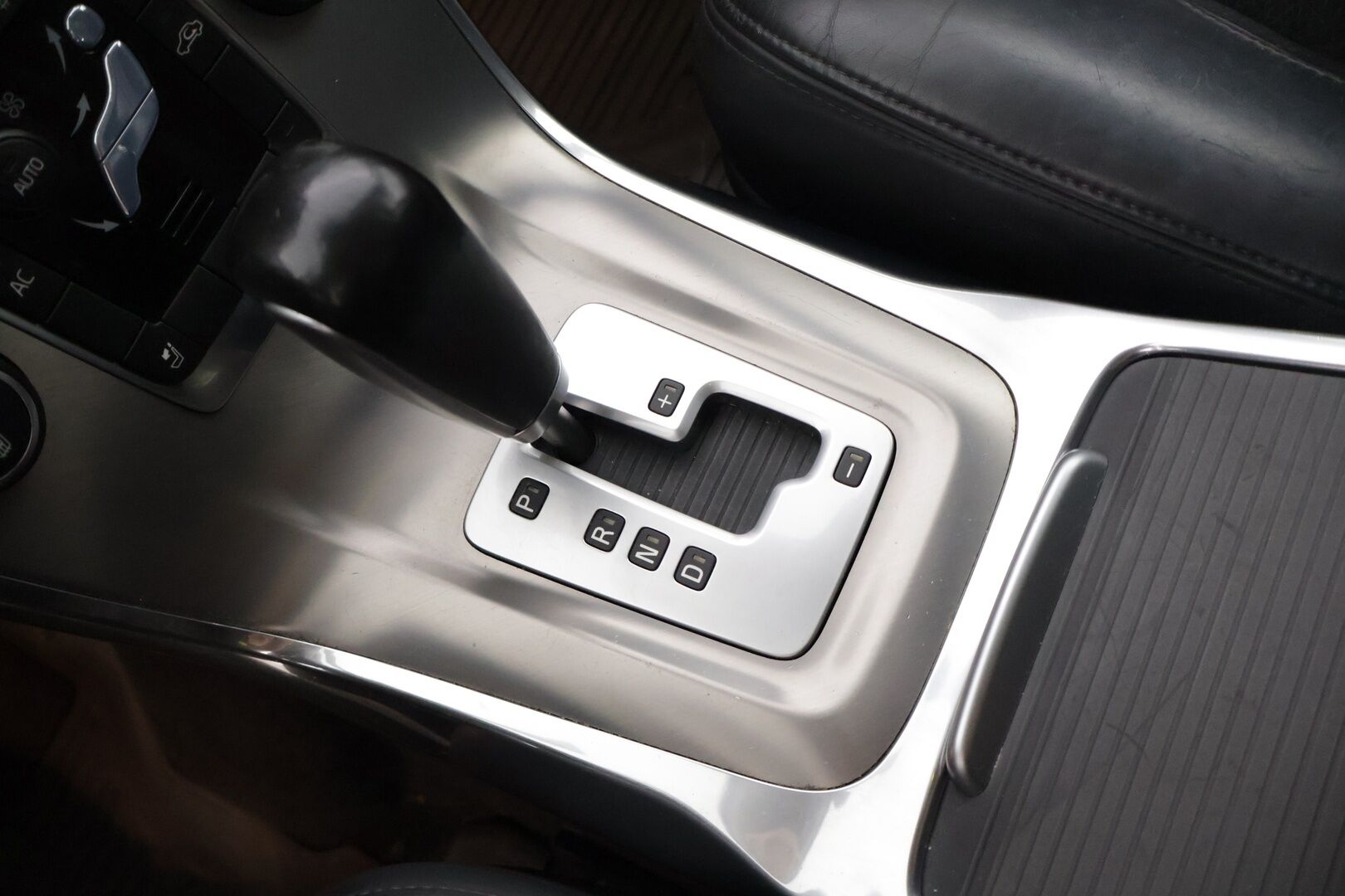Volvo V70 2012 D3 Summum S/S aut * Keylessgo / Nahat muistilla / Webasto / Koukku / Navi / Tutkat * - *Suomi-auto / Hyvin huollettu / 2x renkaat ja vanteet *