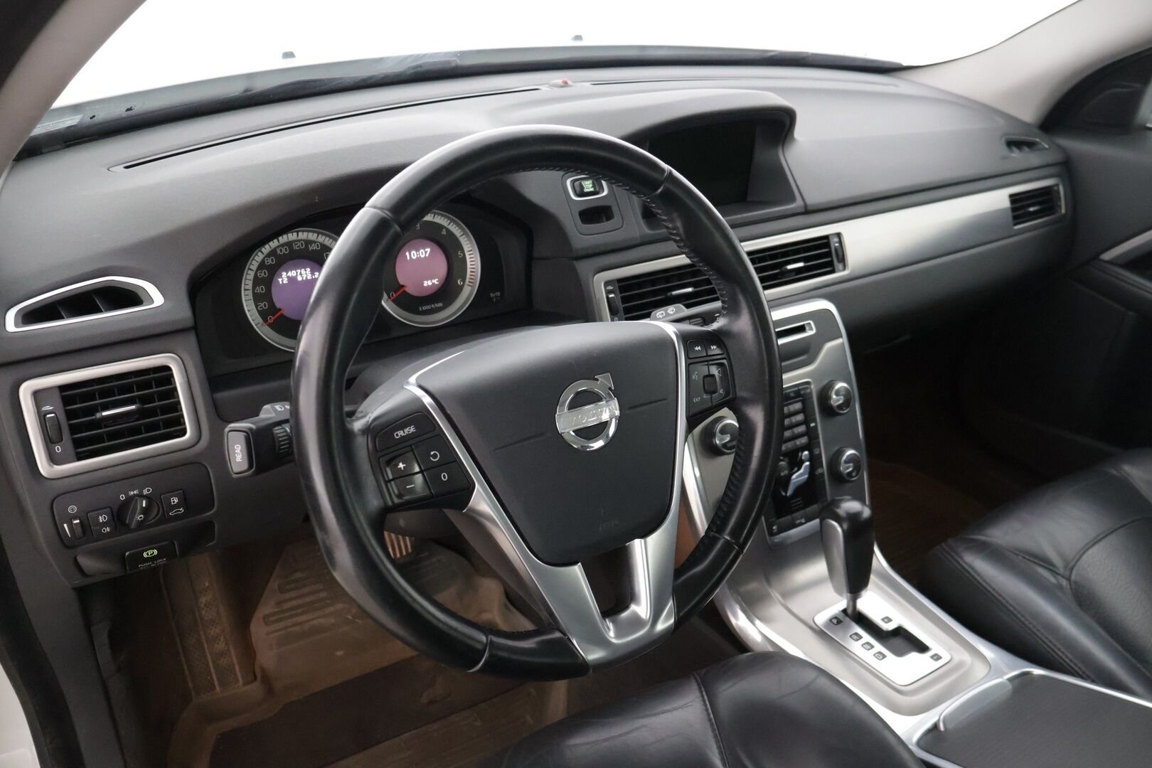 Volvo V70 2012 D3 Summum S/S aut * Keylessgo / Nahat muistilla / Webasto / Koukku / Navi / Tutkat * - *Suomi-auto / Hyvin huollettu / 2x renkaat ja vanteet *