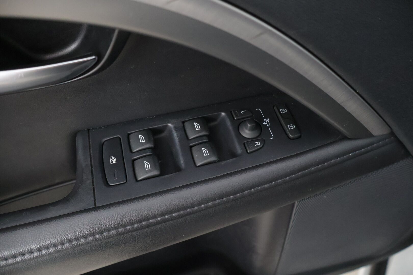 Volvo V70 2012 D3 Summum S/S aut * Keylessgo / Nahat muistilla / Webasto / Koukku / Navi / Tutkat * - *Suomi-auto / Hyvin huollettu / 2x renkaat ja vanteet *