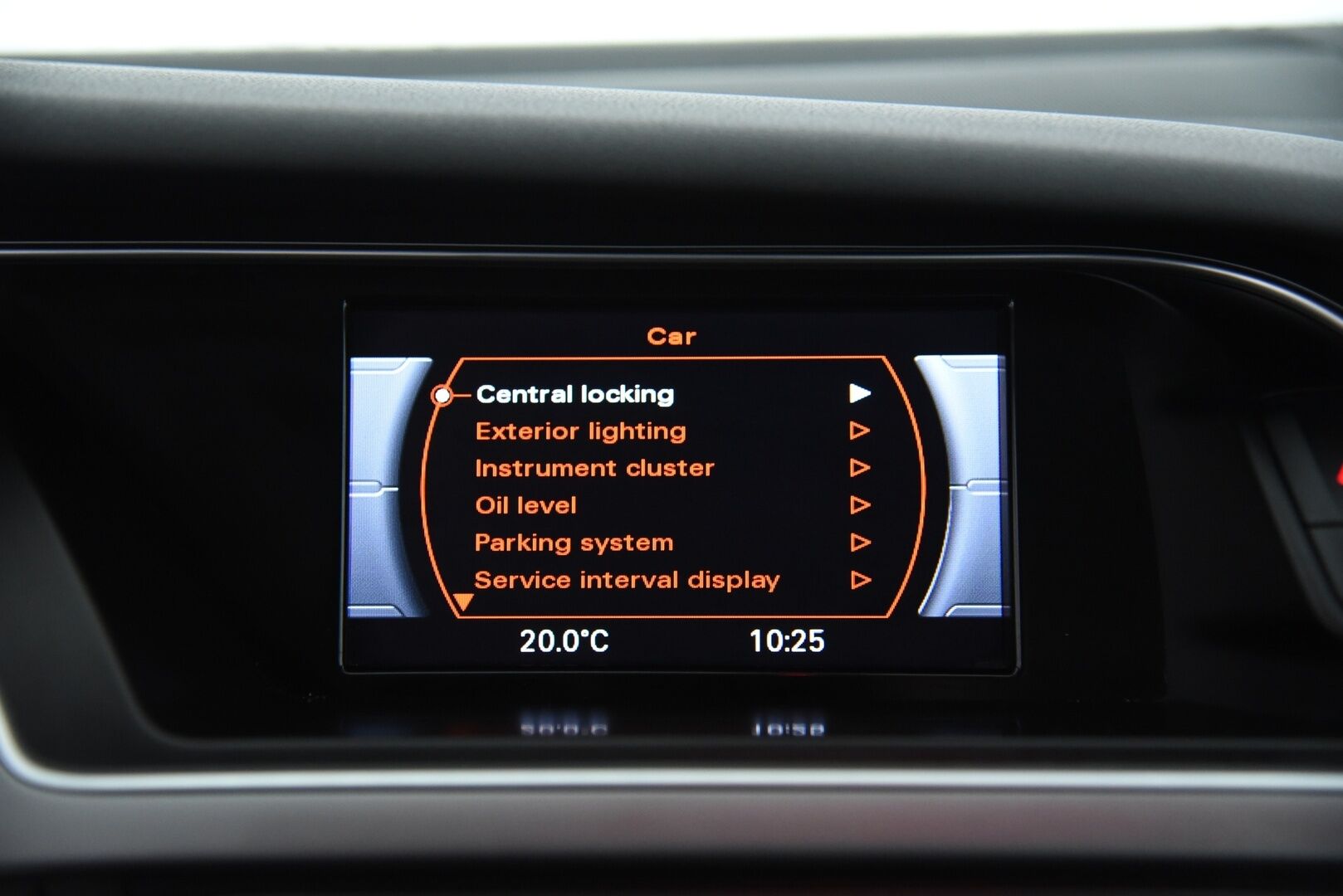 Audi A4 2013 Sedan Pro Business 1,8 TFSI 88 kW multitronic / Myydään huutokaupat.com:issa!