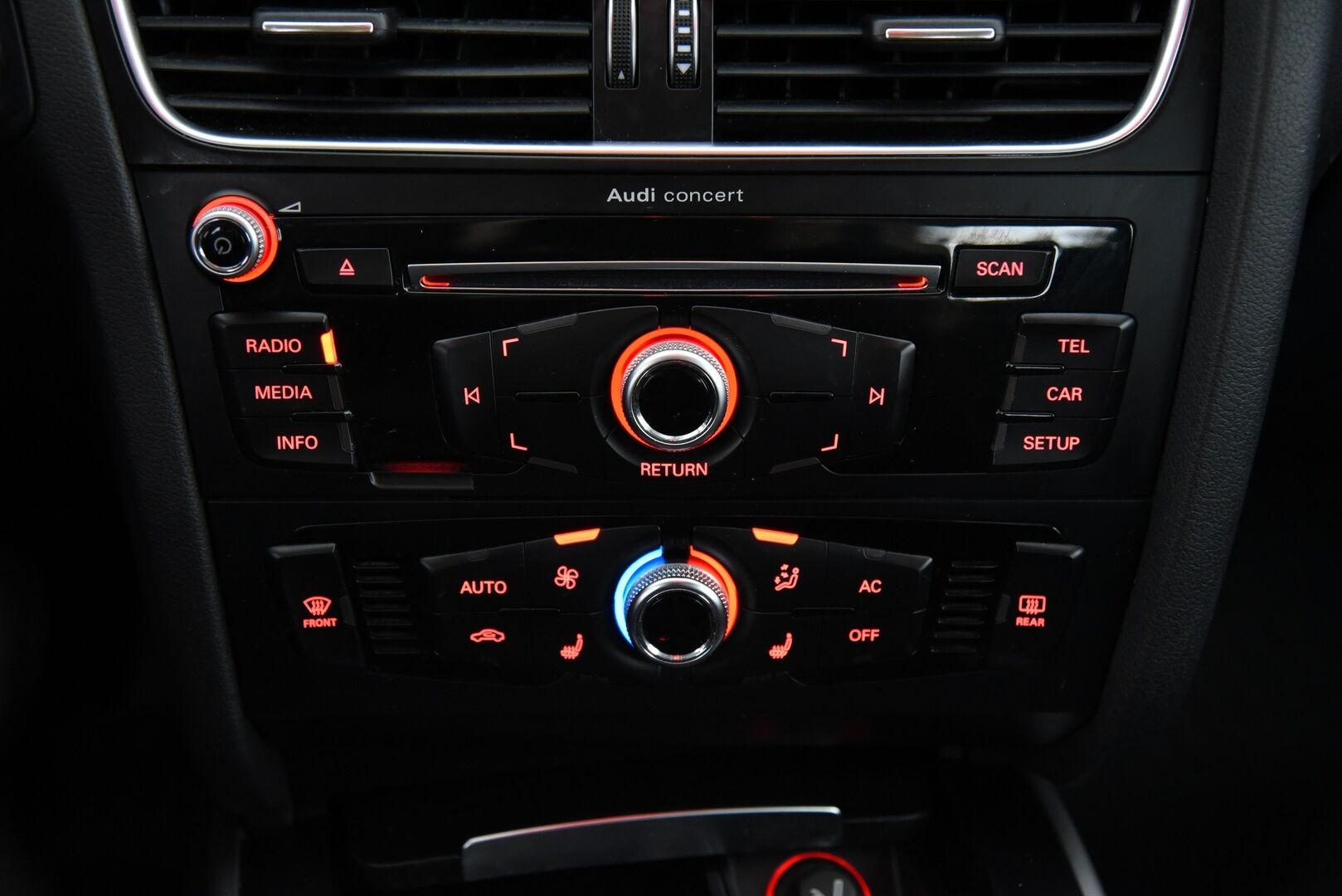 Audi A4 2013 Sedan Pro Business 1,8 TFSI 88 kW multitronic / Myydään huutokaupat.com:issa!