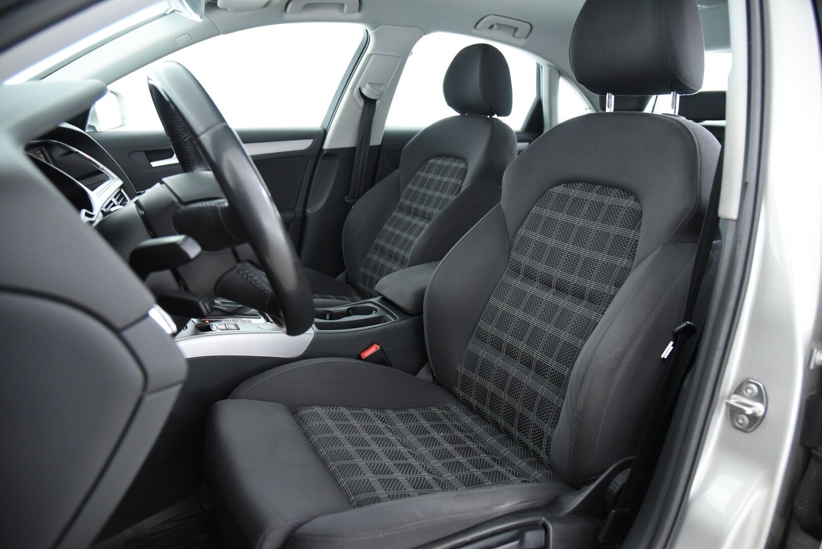 Audi A4 2013 Sedan Pro Business 1,8 TFSI 88 kW multitronic / Myydään huutokaupat.com:issa!