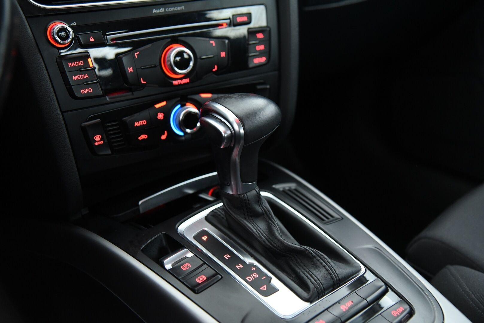 Audi A4 2013 Sedan Pro Business 1,8 TFSI 88 kW multitronic / Myydään huutokaupat.com:issa!