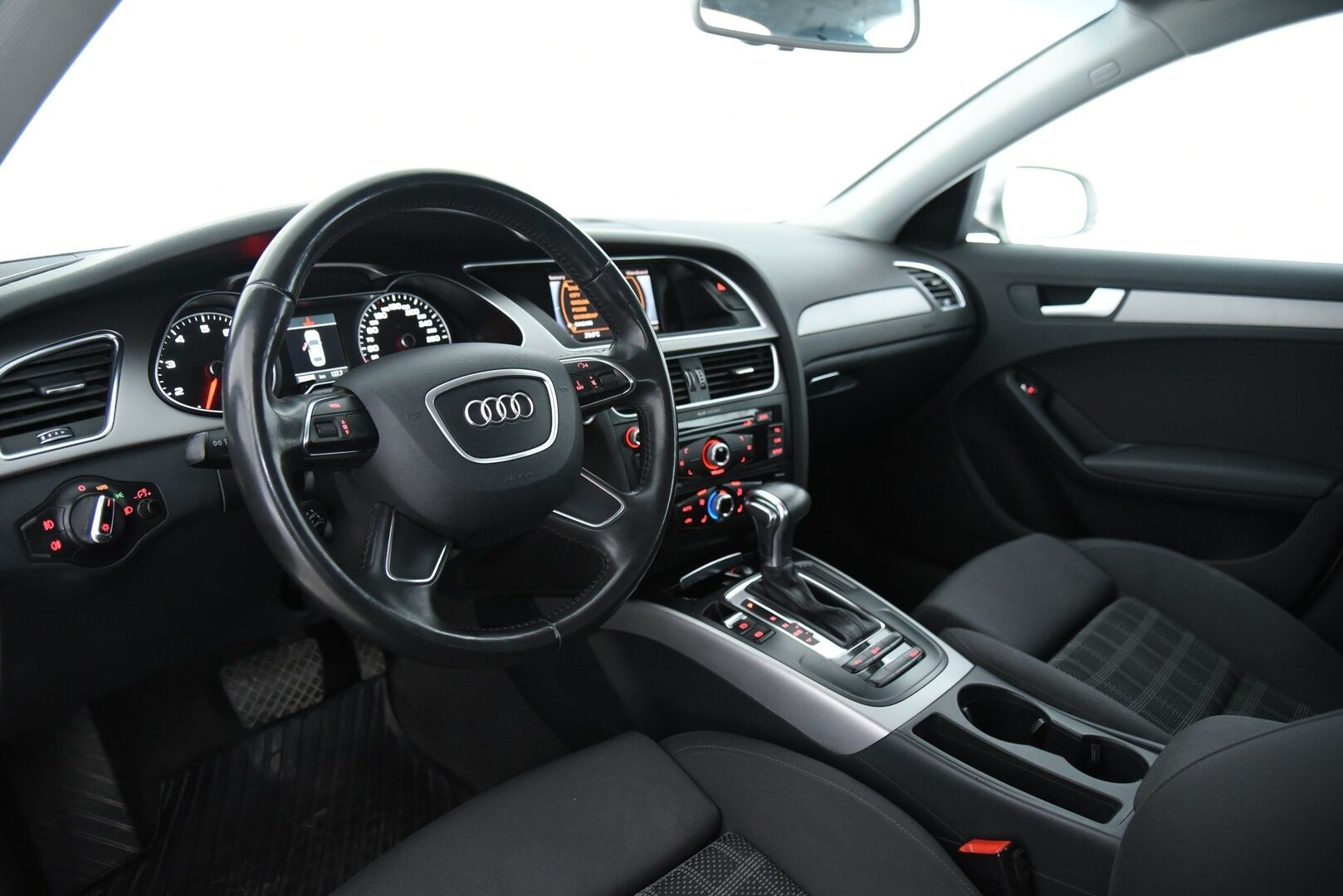 Audi A4 2013 Sedan Pro Business 1,8 TFSI 88 kW multitronic / Myydään huutokaupat.com:issa!