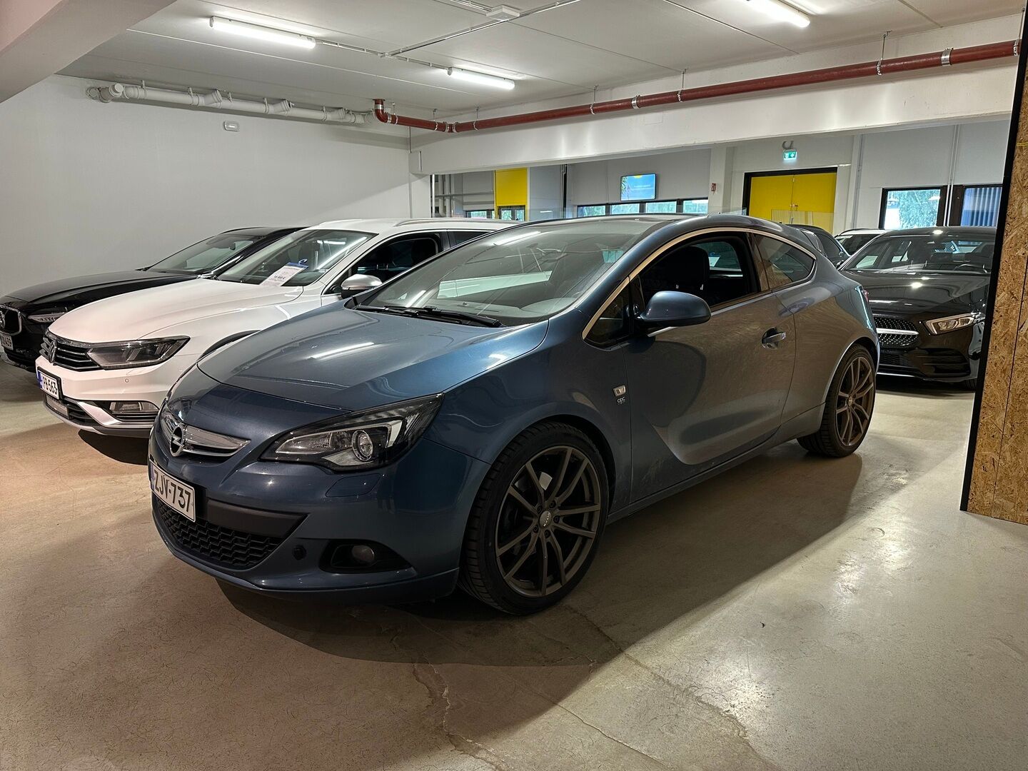 Opel Astra 2013 GTC Sport 1,6 Turbo 132kW *Vakkari / Lohkolämmitin / Sporttipenkit / Lasikatto / Suomi-auto / 2x Renkaat ja vanteet* - Ripeä ja sporttinen!