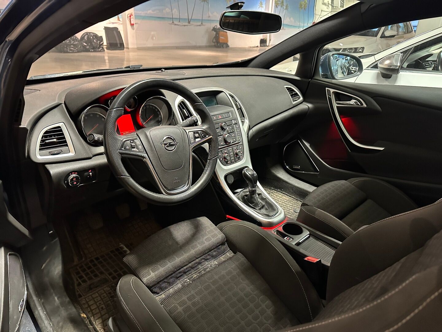 Opel Astra 2013 GTC Sport 1,6 Turbo 132kW *Vakkari / Lohkolämmitin / Sporttipenkit / Lasikatto / Suomi-auto / 2x Renkaat ja vanteet* - Ripeä ja sporttinen!