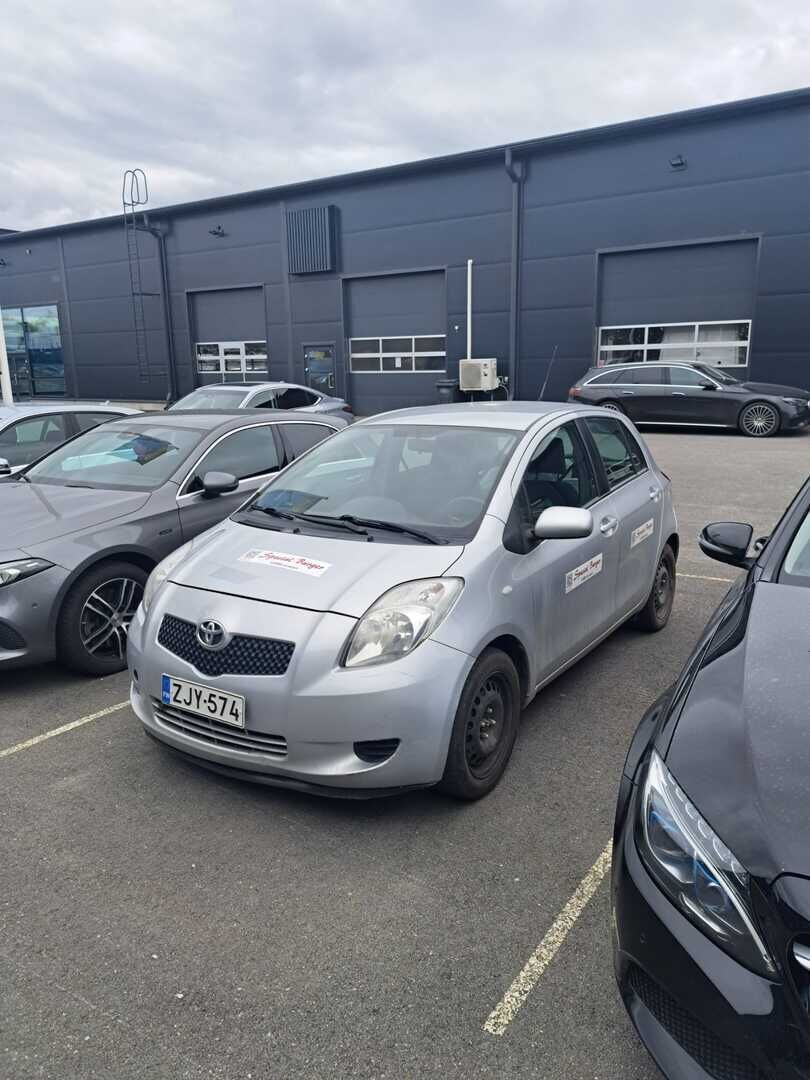 Toyota Yaris 2006 5D YARIS MPV 1.3 - YritysOutlet - Myydään vain yrityksille - Suomi-auto / 2x renkaat / Lohko+sisä