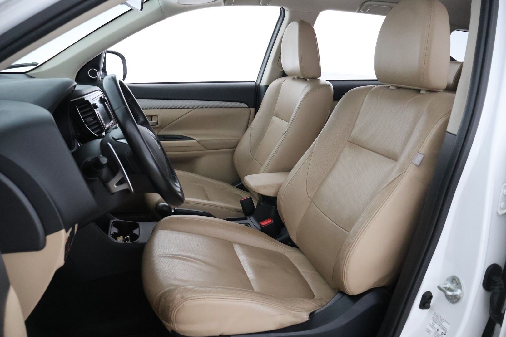 Mitsubishi Outlander 2013 2,2 DI-D Instyle NAVI AT 4WD 7P / YritysOutlet - Myydään vain yrityksille - Tulossa Myyntiin!