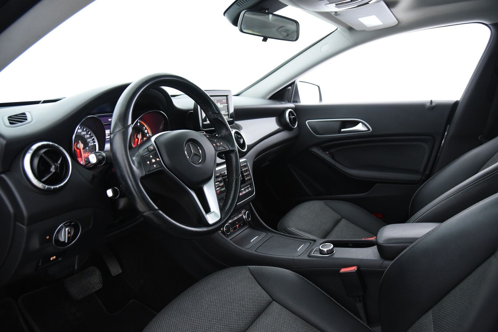 Mercedes-Benz CLA 2014 180 BE A Premium Business / Suomi-auto / Vakkari / P. tutkat / Panorama / Bi-Xenon / - 2x renkaat&vanteet / Siisti! / Hyvin huollettu!