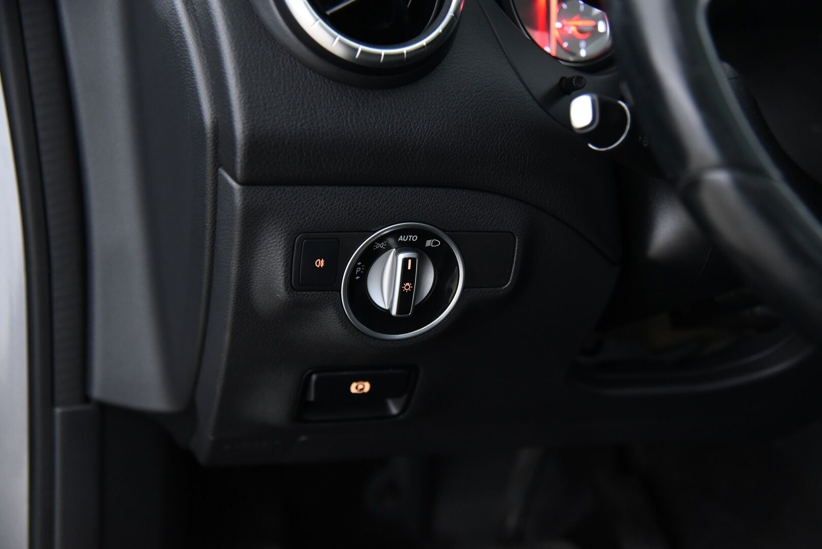 Mercedes-Benz CLA 2014 180 BE A Premium Business / Suomi-auto / Vakkari / P. tutkat / Panorama / Bi-Xenon / - 2x renkaat&vanteet / Siisti! / Hyvin huollettu!