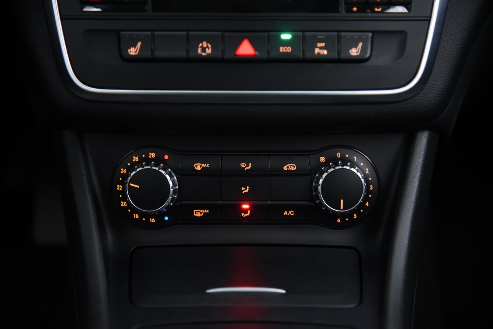 Mercedes-Benz CLA 2014 180 BE A Premium Business / Suomi-auto / Vakkari / P. tutkat / Panorama / Bi-Xenon / - 2x renkaat&vanteet / Siisti! / Hyvin huollettu!