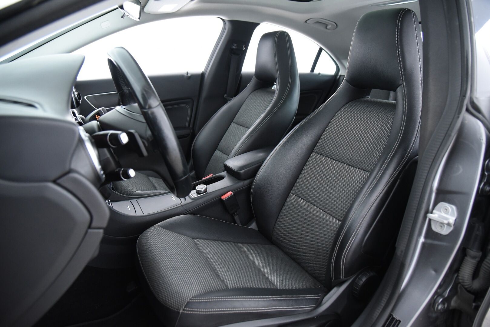 Mercedes-Benz CLA 2014 180 BE A Premium Business / Suomi-auto / Vakkari / P. tutkat / Panorama / Bi-Xenon / - 2x renkaat&vanteet / Siisti! / Hyvin huollettu!