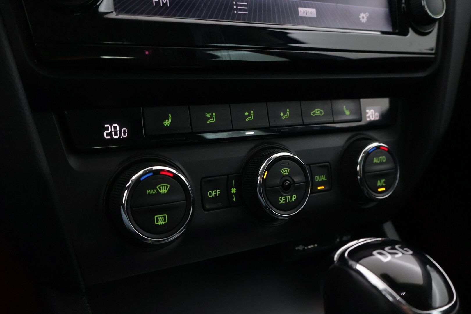 Skoda Octavia 2014 1,8 TSI Elegance DSG Autom.*Koukku / Muistipenkki / Tutkat / KeyLessGo / Vakkari / Xenon / Kaistavahti* - Merkkihuollettu ja juuri leimattu Suomiauto kaksilla renkailla ja vanteilla!