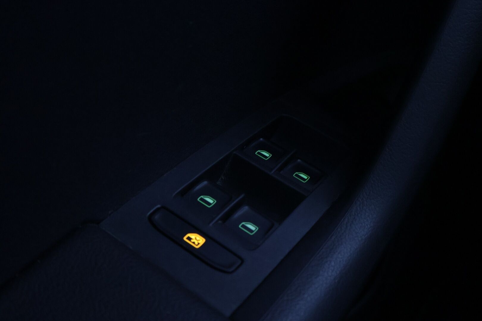 Skoda Octavia 2014 1,8 TSI Elegance DSG Autom.*Koukku / Muistipenkki / Tutkat / KeyLessGo / Vakkari / Xenon / Kaistavahti* - Merkkihuollettu ja juuri leimattu Suomiauto kaksilla renkailla ja vanteilla!