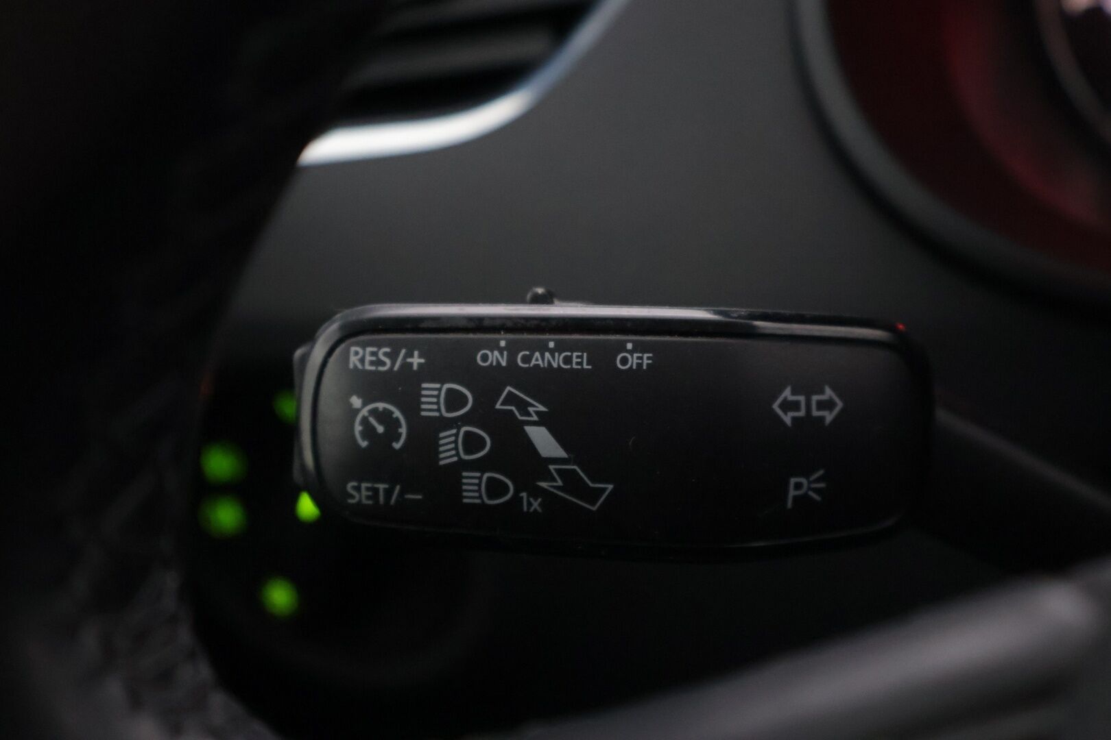 Skoda Octavia 2014 1,8 TSI Elegance DSG Autom.*Koukku / Muistipenkki / Tutkat / KeyLessGo / Vakkari / Xenon / Kaistavahti* - Merkkihuollettu ja juuri leimattu Suomiauto kaksilla renkailla ja vanteilla!