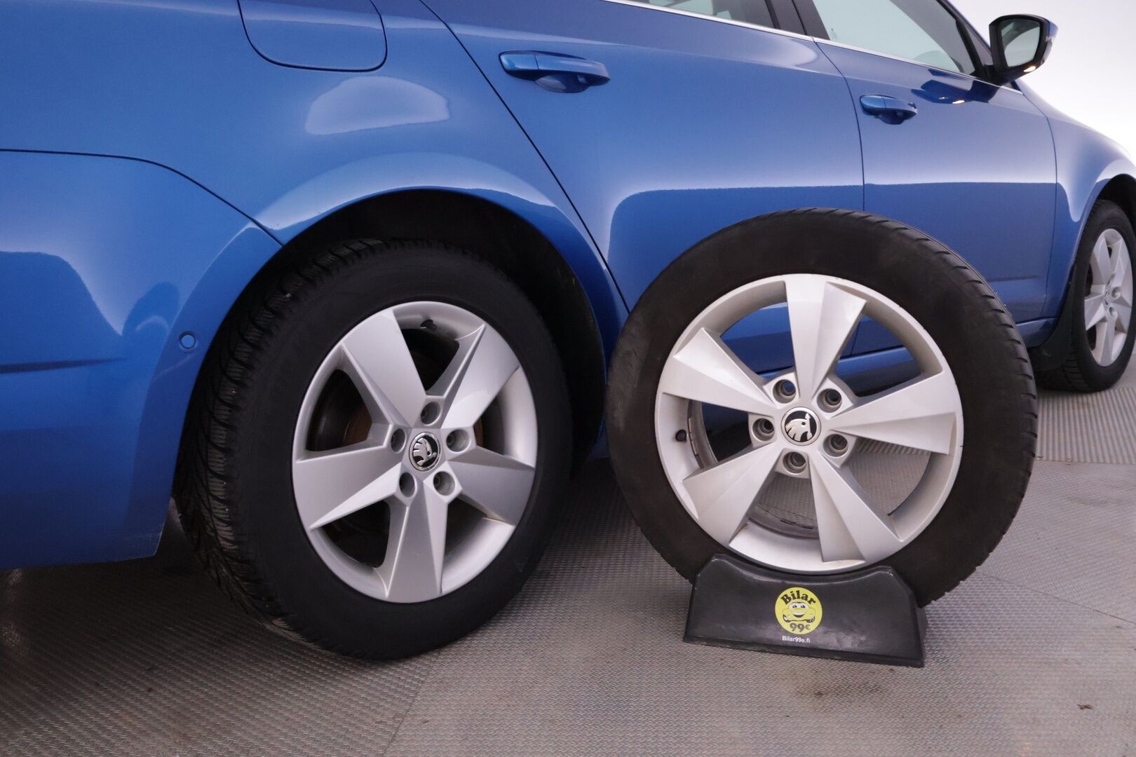 Skoda Octavia 2014 1,8 TSI Elegance DSG Autom.*Koukku / Muistipenkki / Tutkat / KeyLessGo / Vakkari / Xenon / Kaistavahti* - Merkkihuollettu ja juuri leimattu Suomiauto kaksilla renkailla ja vanteilla!