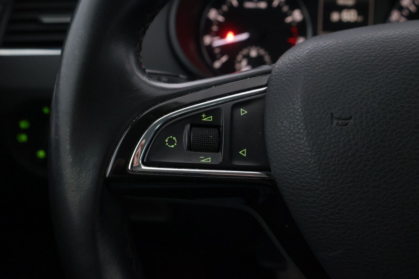 Skoda Octavia 2014 1,8 TSI Elegance DSG Autom.*Koukku / Muistipenkki / Tutkat / KeyLessGo / Vakkari / Xenon / Kaistavahti* - Merkkihuollettu ja juuri leimattu Suomiauto kaksilla renkailla ja vanteilla!