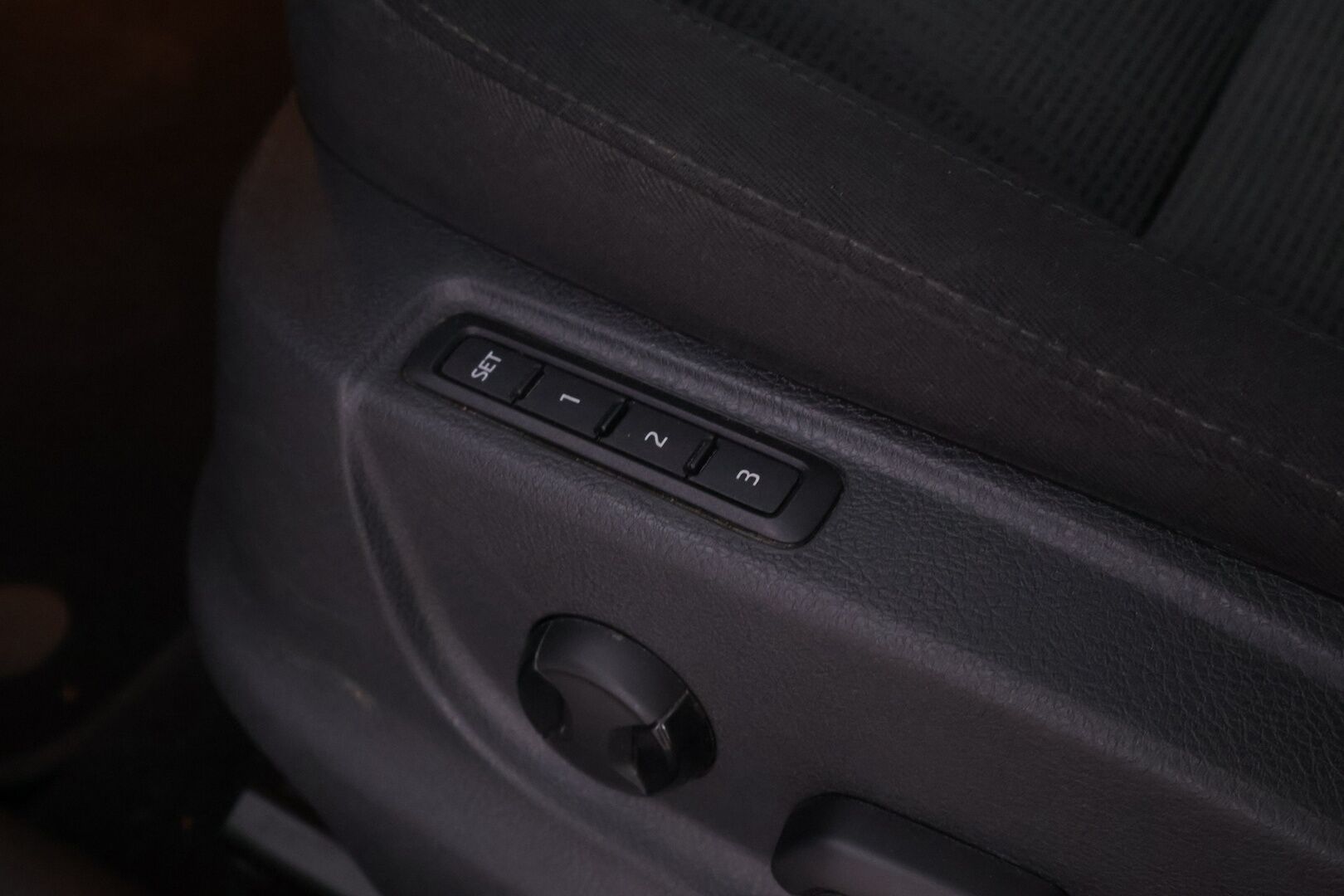 Skoda Octavia 2014 1,8 TSI Elegance DSG Autom.*Koukku / Muistipenkki / Tutkat / KeyLessGo / Vakkari / Xenon / Kaistavahti* - Merkkihuollettu ja juuri leimattu Suomiauto kaksilla renkailla ja vanteilla!