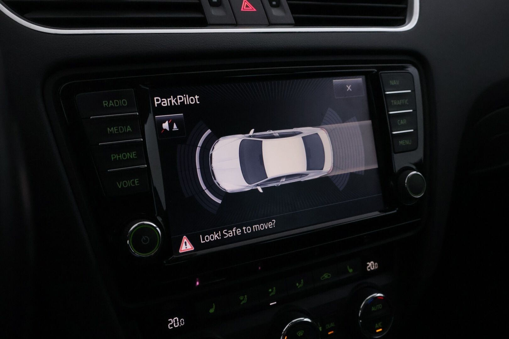 Skoda Octavia 2014 1,8 TSI Elegance DSG Autom.*Koukku / Muistipenkki / Tutkat / KeyLessGo / Vakkari / Xenon / Kaistavahti* - Merkkihuollettu ja juuri leimattu Suomiauto kaksilla renkailla ja vanteilla!