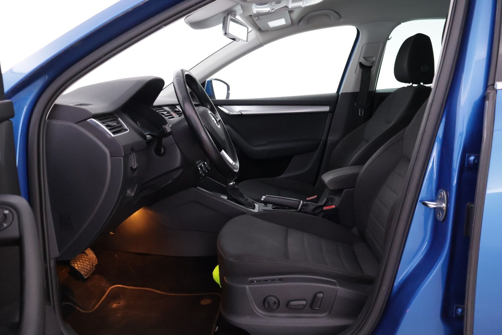 Skoda Octavia 2014 1,8 TSI Elegance DSG Autom.*Koukku / Muistipenkki / Tutkat / KeyLessGo / Vakkari / Xenon / Kaistavahti* - Merkkihuollettu ja juuri leimattu Suomiauto kaksilla renkailla ja vanteilla!