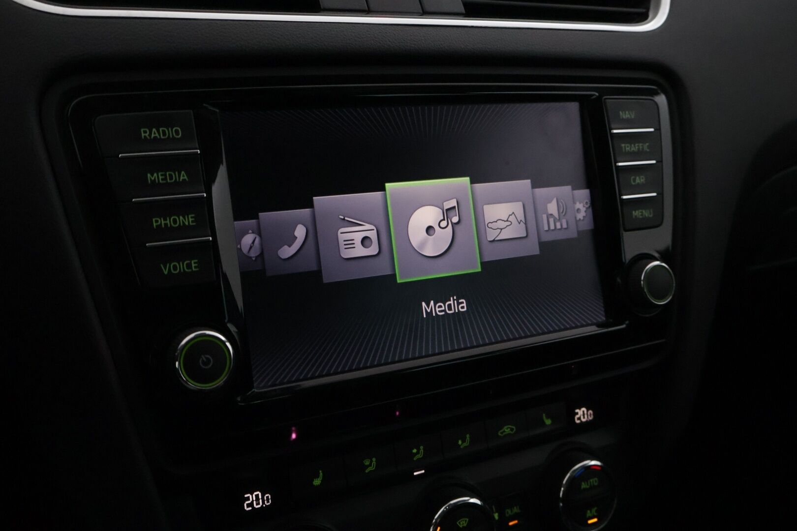 Skoda Octavia 2014 1,8 TSI Elegance DSG Autom.*Koukku / Muistipenkki / Tutkat / KeyLessGo / Vakkari / Xenon / Kaistavahti* - Merkkihuollettu ja juuri leimattu Suomiauto kaksilla renkailla ja vanteilla!