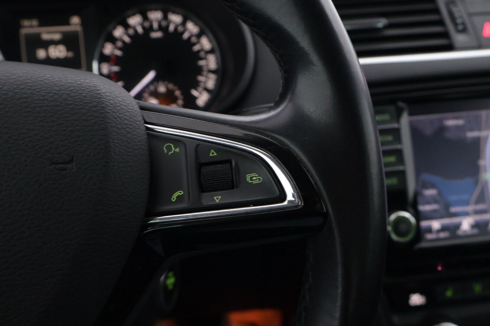 Skoda Octavia 2014 1,8 TSI Elegance DSG Autom.*Koukku / Muistipenkki / Tutkat / KeyLessGo / Vakkari / Xenon / Kaistavahti* - Merkkihuollettu ja juuri leimattu Suomiauto kaksilla renkailla ja vanteilla!