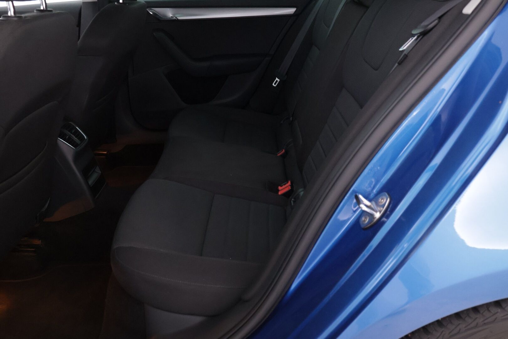 Skoda Octavia 2014 1,8 TSI Elegance DSG Autom.*Koukku / Muistipenkki / Tutkat / KeyLessGo / Vakkari / Xenon / Kaistavahti* - Merkkihuollettu ja juuri leimattu Suomiauto kaksilla renkailla ja vanteilla!