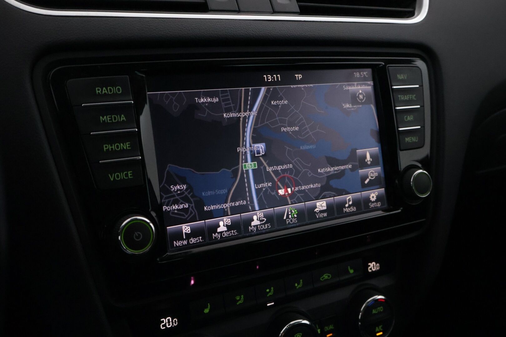 Skoda Octavia 2014 1,8 TSI Elegance DSG Autom.*Koukku / Muistipenkki / Tutkat / KeyLessGo / Vakkari / Xenon / Kaistavahti* - Merkkihuollettu ja juuri leimattu Suomiauto kaksilla renkailla ja vanteilla!