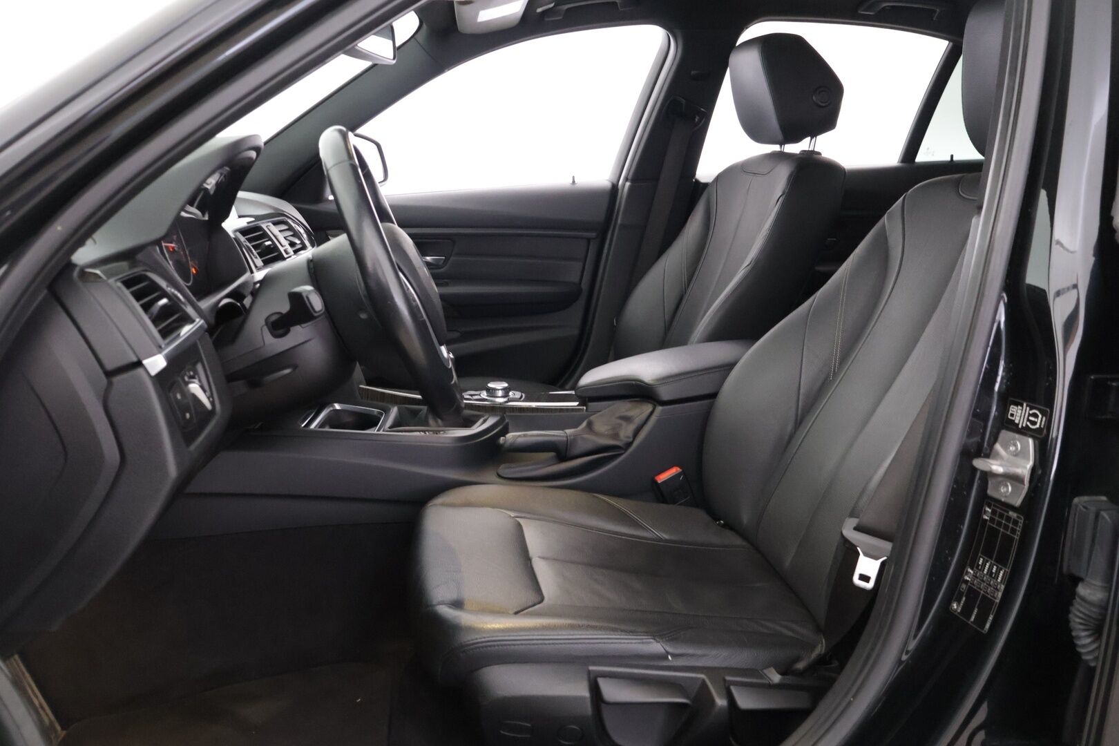 BMW 320 2012 320i TwinPower Turbo F30 Sedan Business *360 kamera / HUD / Proffa navi / Vakkari / Nahkasisusta* - *Harvinainen manuaali / Siisti / Huippu varusteet*