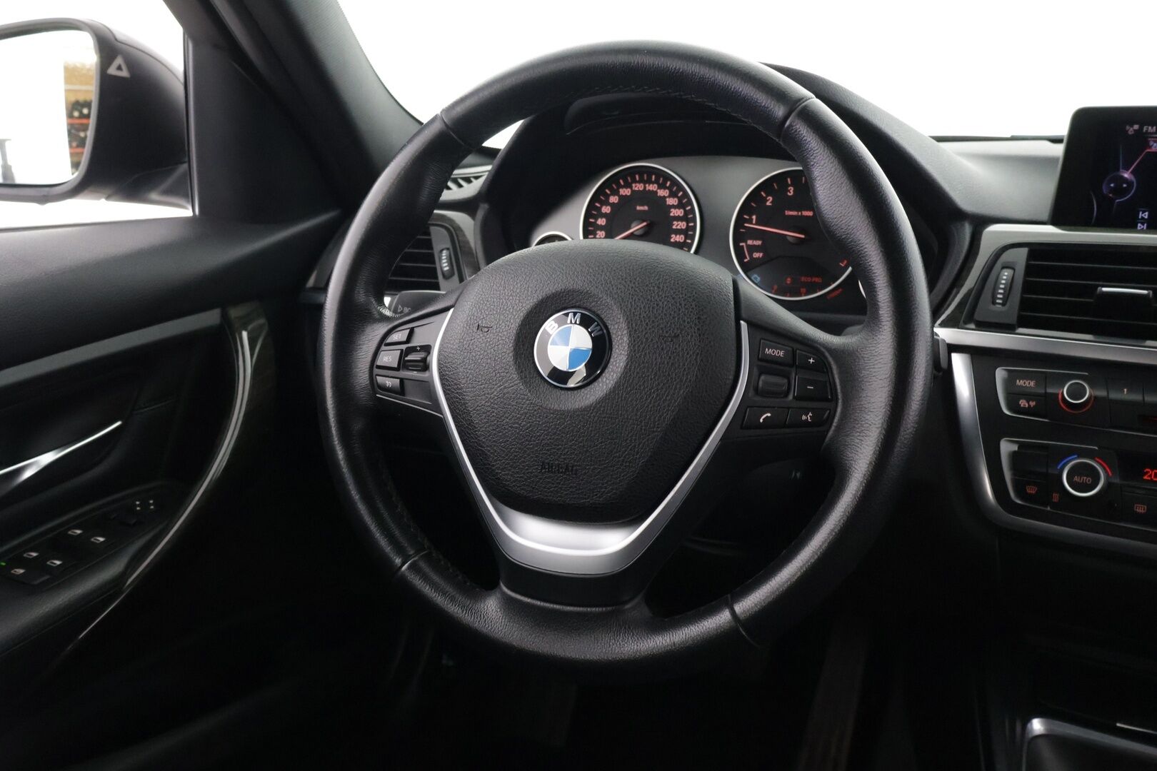 BMW 320 2012 320i TwinPower Turbo F30 Sedan Business *360 kamera / HUD / Proffa navi / Vakkari / Nahkasisusta* - *Harvinainen manuaali / Siisti / Huippu varusteet*