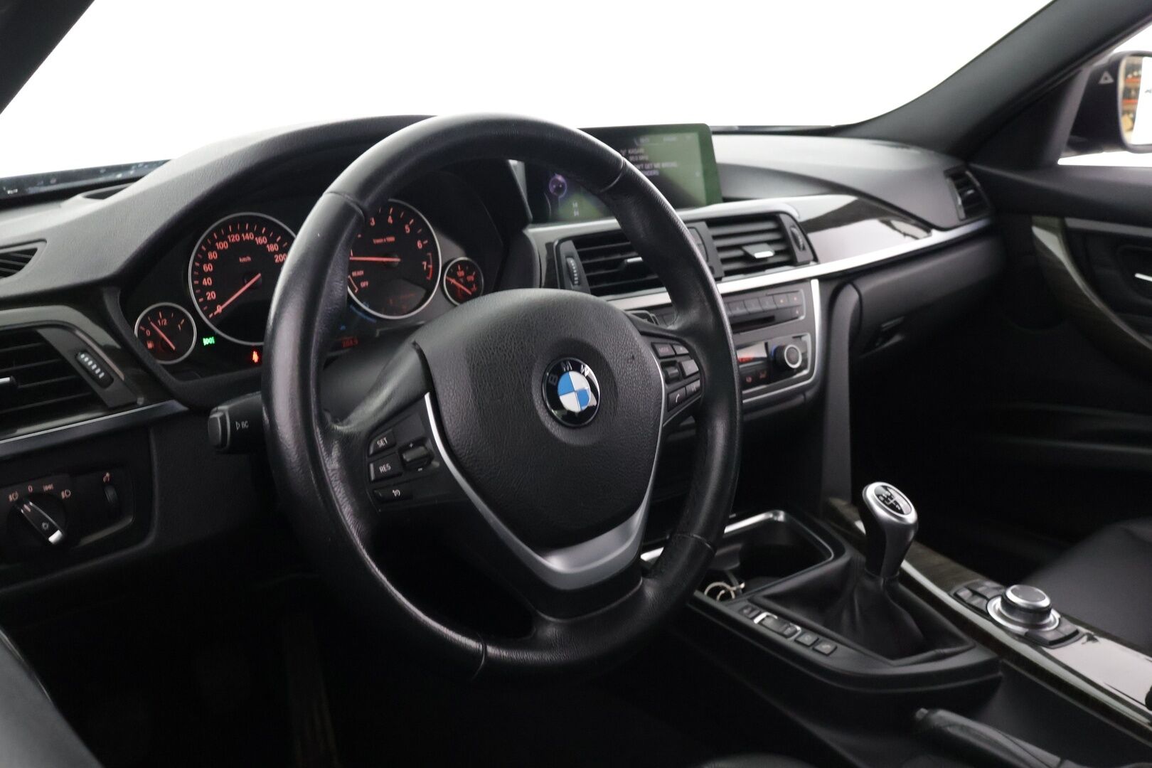 BMW 320 2012 320i TwinPower Turbo F30 Sedan Business *360 kamera / HUD / Proffa navi / Vakkari / Nahkasisusta* - *Harvinainen manuaali / Siisti / Huippu varusteet*