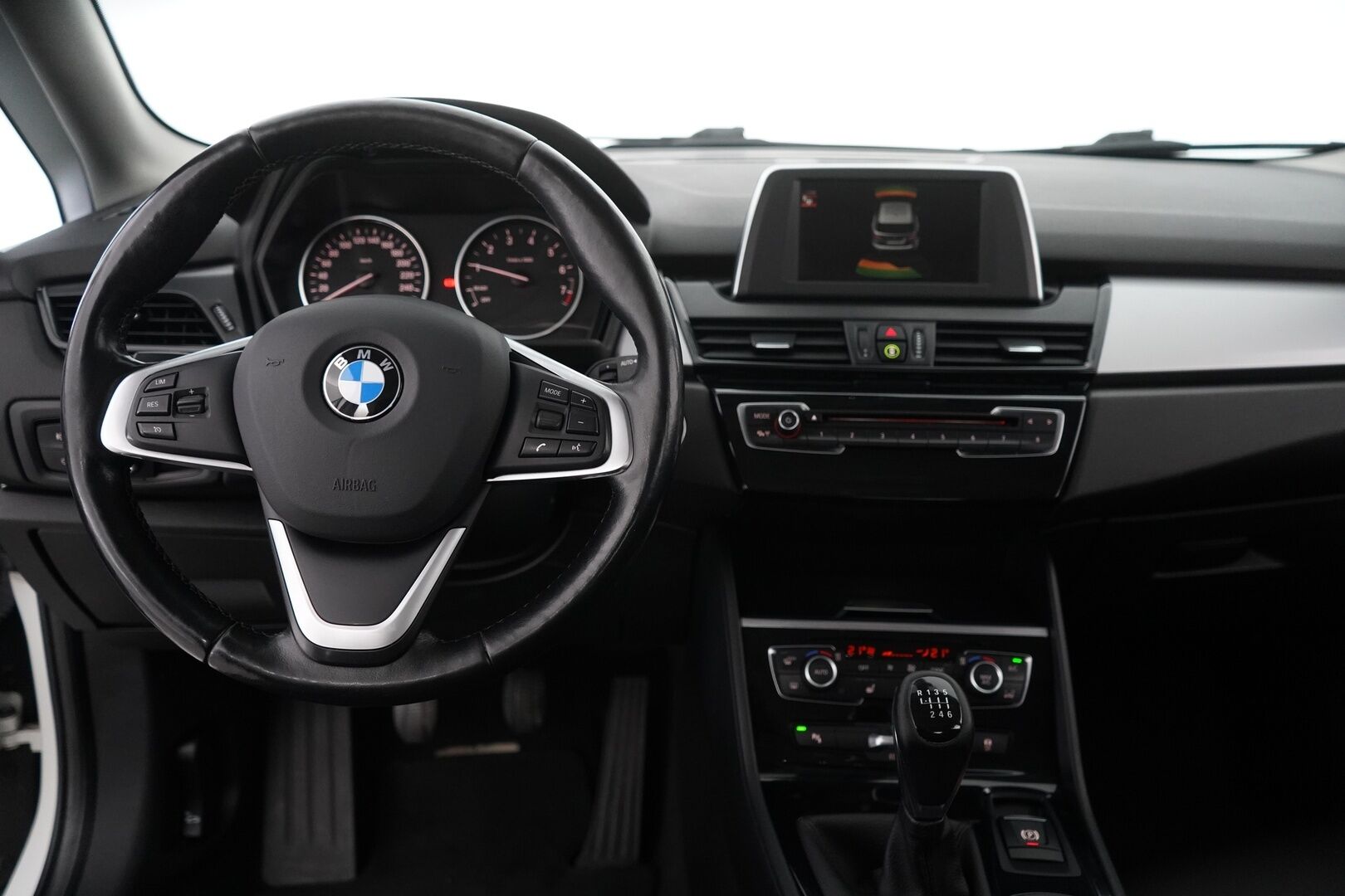 BMW 218 2015 F45 Active Tourer 218i Business *Vakkari / Lohko / S.kontti / Keyless / Tutkat / S.Penkit* - Suomi-Auto / Juuri huollettu / Kahdet vanteet / Seuraava katsastus 4/26
