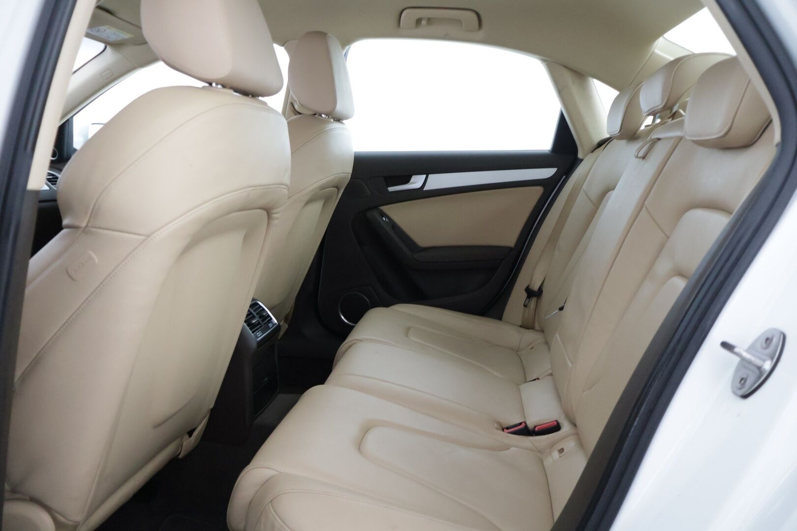 Audi A4 2015 Sedan Business Sport 2,0 TDI 110 kW * / Webasto / Tutkat / Bang & Olufsen / Nahkat / Xenon / Vakkari / Suomi-auto / * - Siisti suomi-auto webastolla / Sport suspension