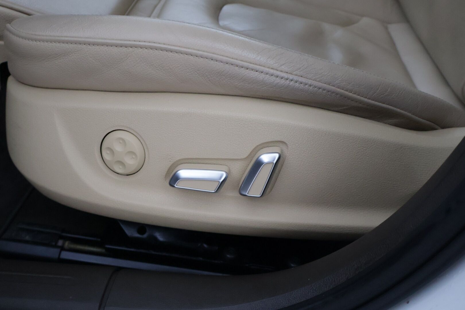 Audi A4 2015 Sedan Business Sport 2,0 TDI 110 kW * / Webasto / Tutkat / Bang & Olufsen / Nahkat / Xenon / Vakkari / Suomi-auto / * - Siisti suomi-auto webastolla / Sport suspension