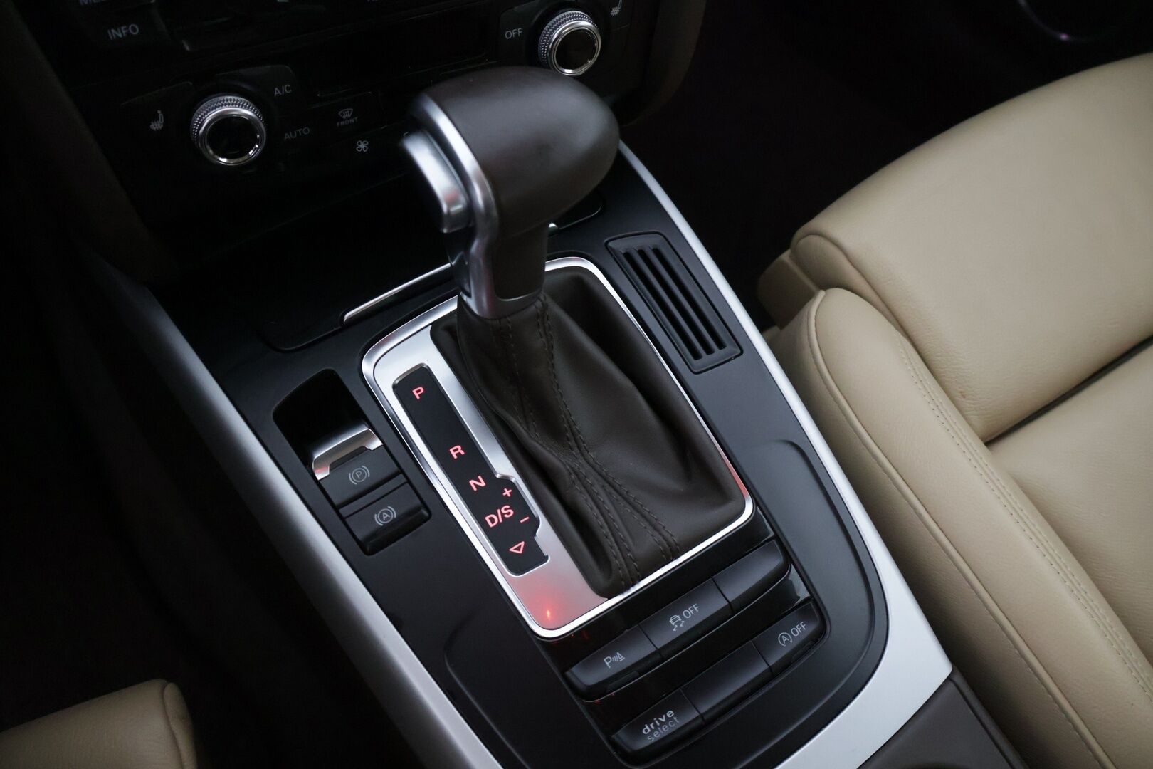 Audi A4 2015 Sedan Business Sport 2,0 TDI 110 kW * / Webasto / Tutkat / Bang & Olufsen / Nahkat / Xenon / Vakkari / Suomi-auto / * - Siisti suomi-auto webastolla / Sport suspension