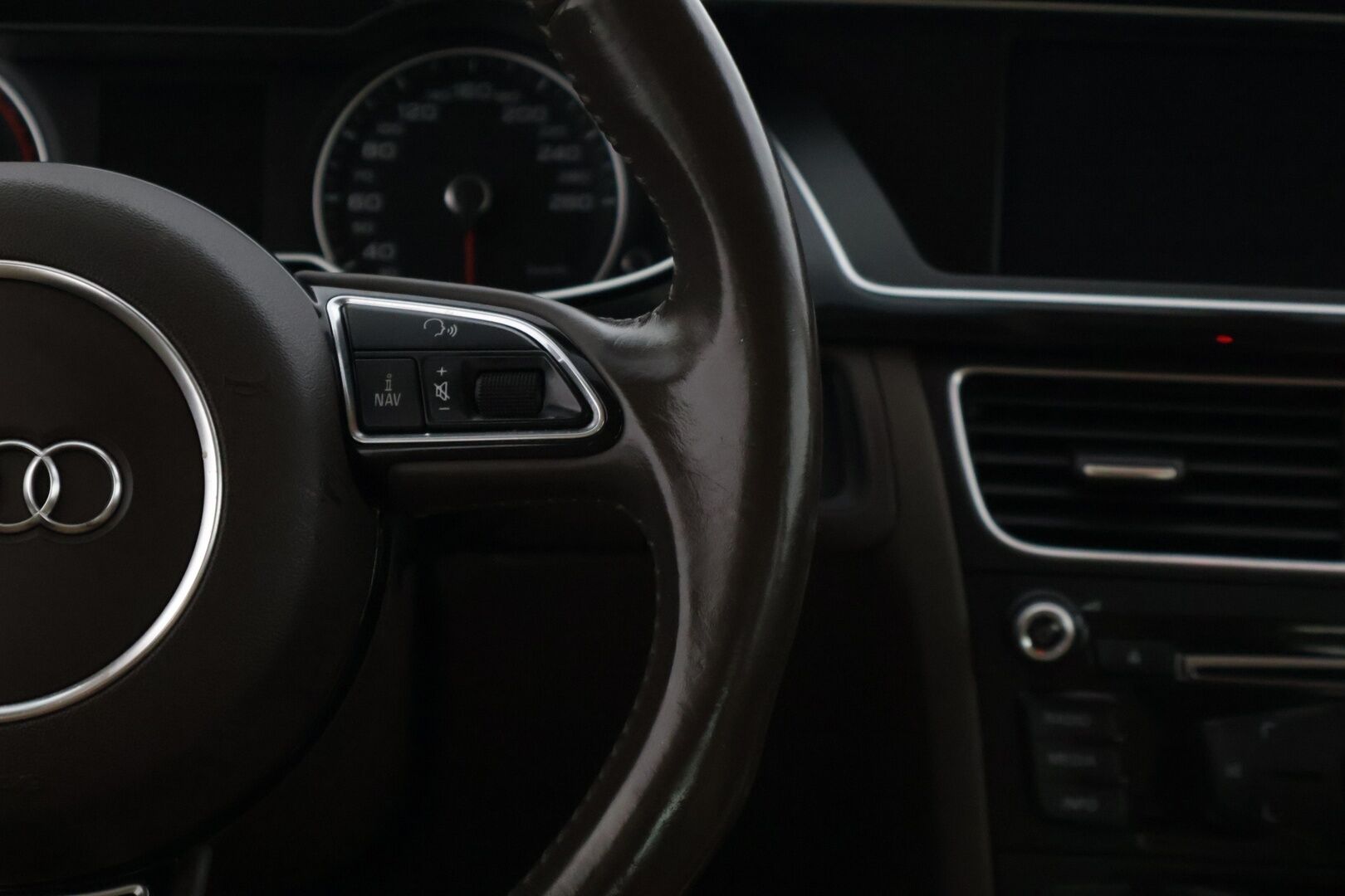 Audi A4 2015 Sedan Business Sport 2,0 TDI 110 kW * / Webasto / Tutkat / Bang & Olufsen / Nahkat / Xenon / Vakkari / Suomi-auto / * - Siisti suomi-auto webastolla / Sport suspension