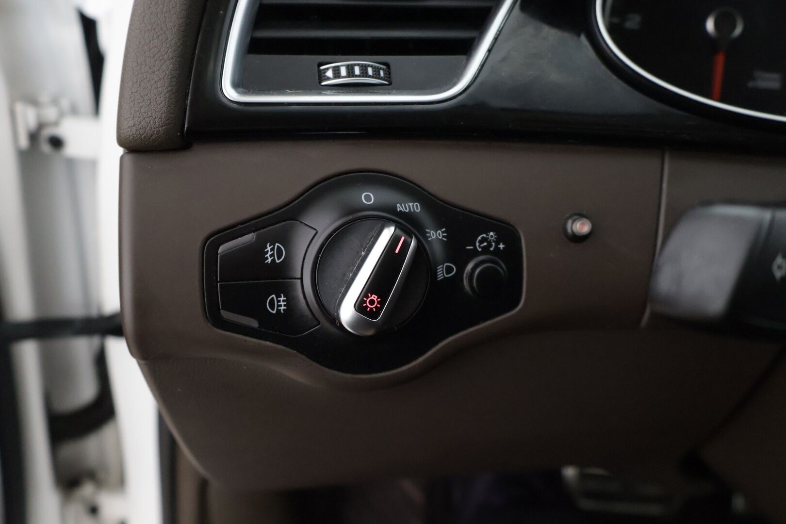 Audi A4 2015 Sedan Business Sport 2,0 TDI 110 kW * / Webasto / Tutkat / Bang & Olufsen / Nahkat / Xenon / Vakkari / Suomi-auto / * - Siisti suomi-auto webastolla / Sport suspension