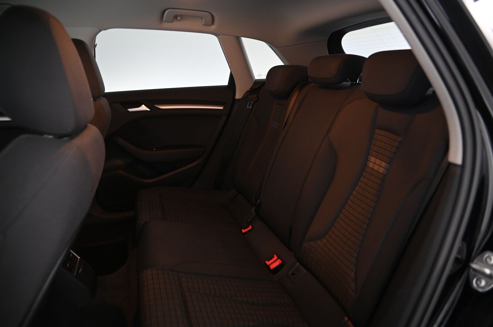 Audi A3 2015 Sportback Land of quattro Edition 2,0 TDI 135 kW quattro S tronic *Remuc Lisälämmitin / Tutkat / Sporttipenkit * - Siisti sporttinen nelikko Suomi-auto!