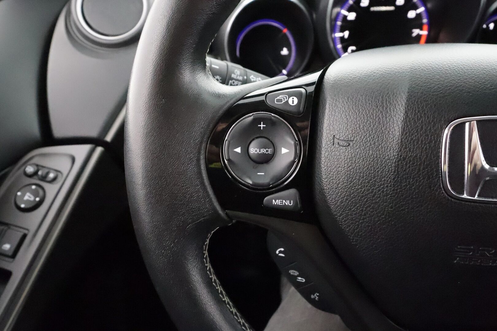 Honda Civic 2015 Tourer 1,8i Elegance * 1.Om Suomi-auto / Vakkari / P.kamera / Bluetooth * - Kahdet renkaat aluvanteilla - HULLU BLACKWEEK KORKOTARJOUS 2,49%