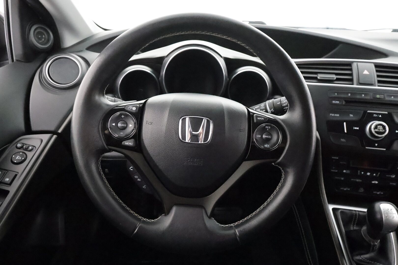 Honda Civic 2015 Tourer 1,8i Elegance * 1.Om Suomi-auto / Vakkari / P.kamera / Bluetooth * - Kahdet renkaat aluvanteilla - HULLU BLACKWEEK KORKOTARJOUS 2,49%