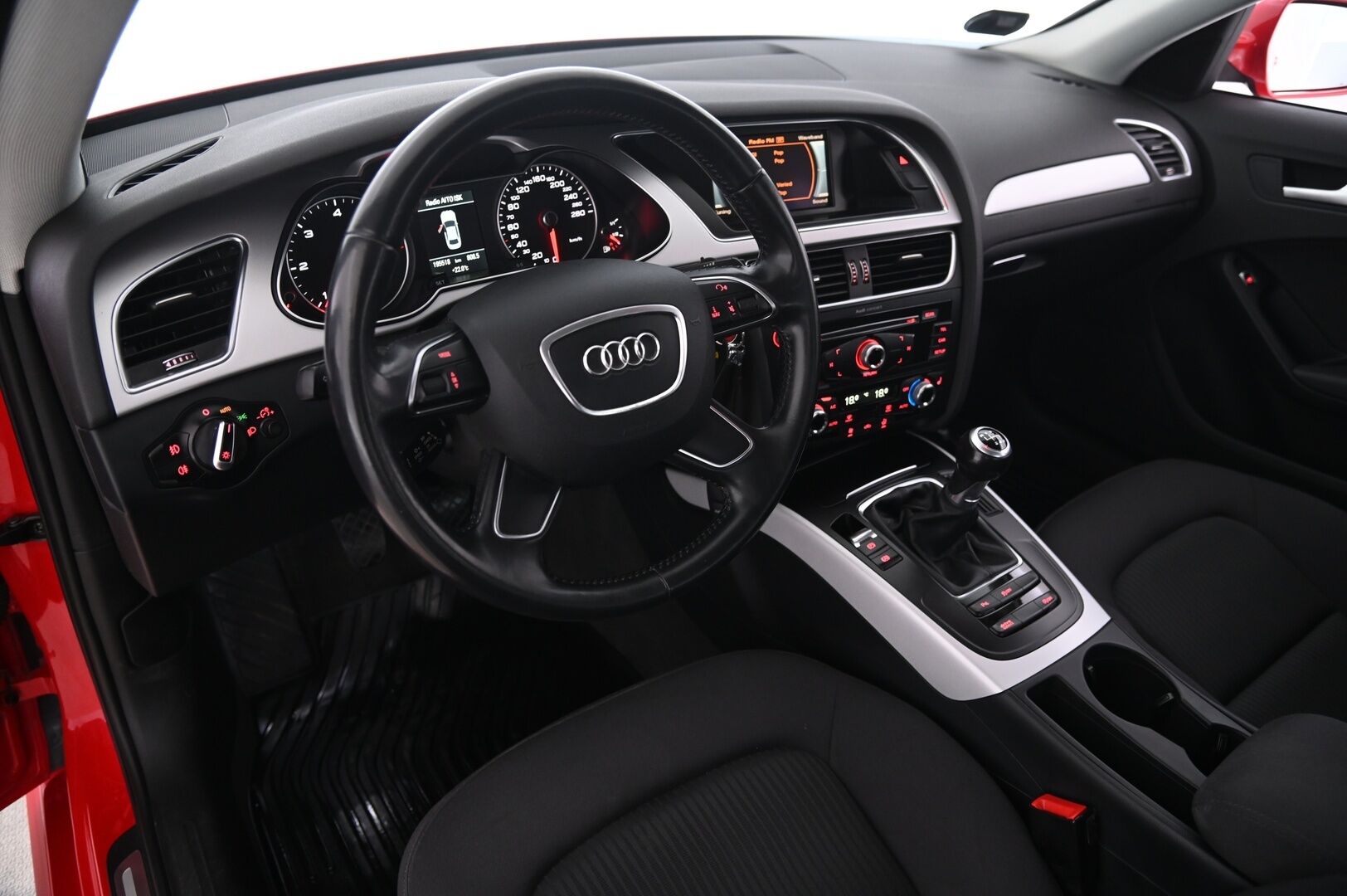 Audi A4 2015 Sedan Business 2,0 TDI clean diesel 110 kW - Vakkari | Webasto | Bluetooth | Xenon | Tutkat | Suomi-auto | 2x Renkaat & vanteet