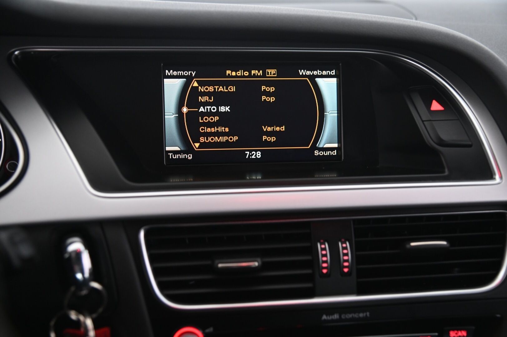 Audi A4 2015 Sedan Business 2,0 TDI clean diesel 110 kW - Vakkari | Webasto | Bluetooth | Xenon | Tutkat | Suomi-auto | 2x Renkaat & vanteet