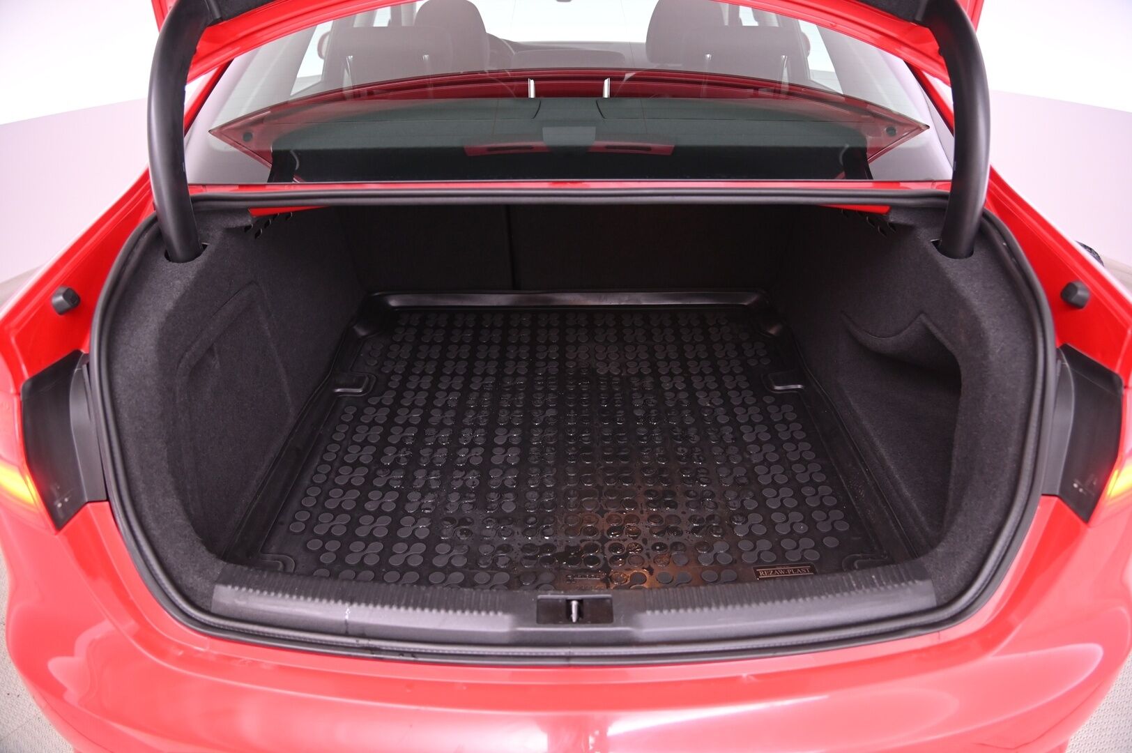 Audi A4 2015 Sedan Business 2,0 TDI clean diesel 110 kW - Vakkari | Webasto | Bluetooth | Xenon | Tutkat | Suomi-auto | 2x Renkaat & vanteet