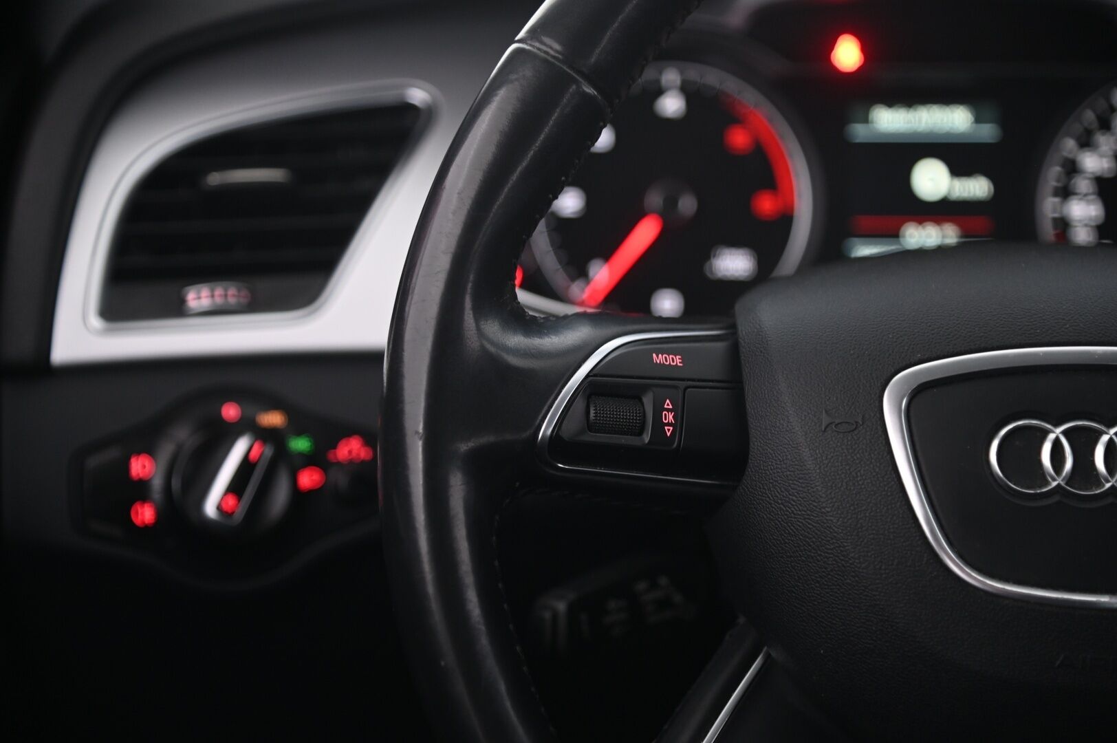 Audi A4 2015 Sedan Business 2,0 TDI clean diesel 110 kW - Vakkari | Webasto | Bluetooth | Xenon | Tutkat | Suomi-auto | 2x Renkaat & vanteet