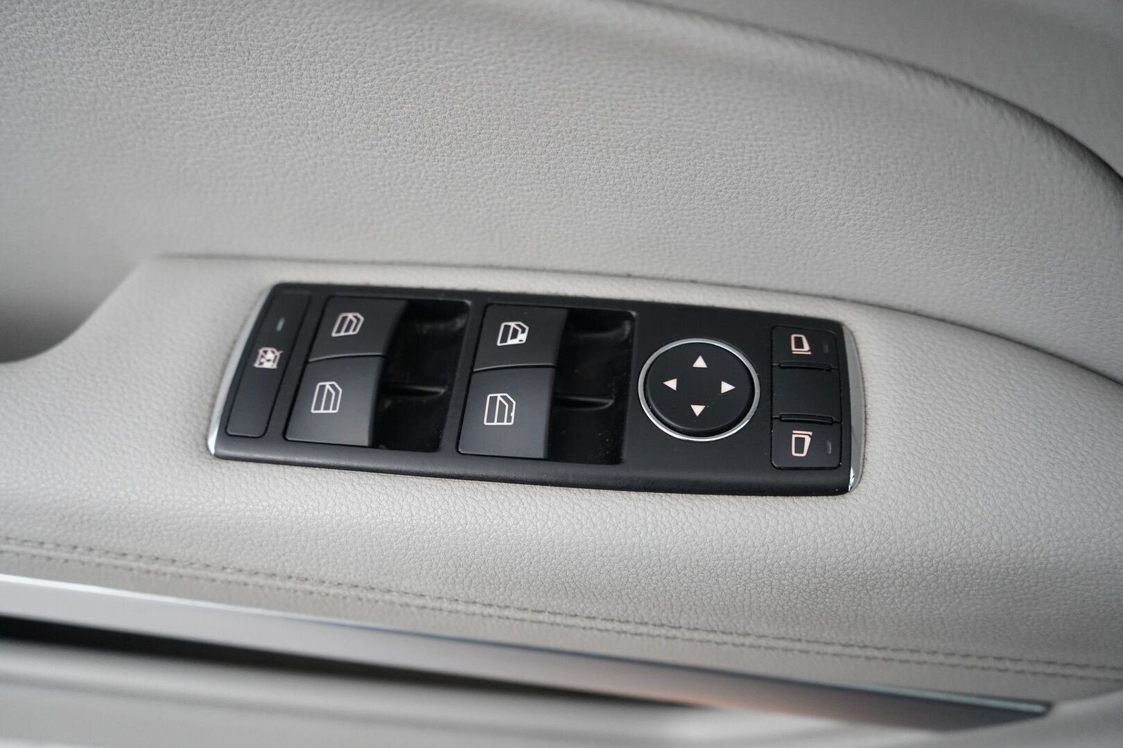 Mercedes-Benz E 2010 250 CGI Coupé A AMG *Ortopedinahat / Tutkat / Vakkari / Lohko* - Ketju vaihdettu / Huollettu 05/2025 / Kahdet renkaat vanteilla