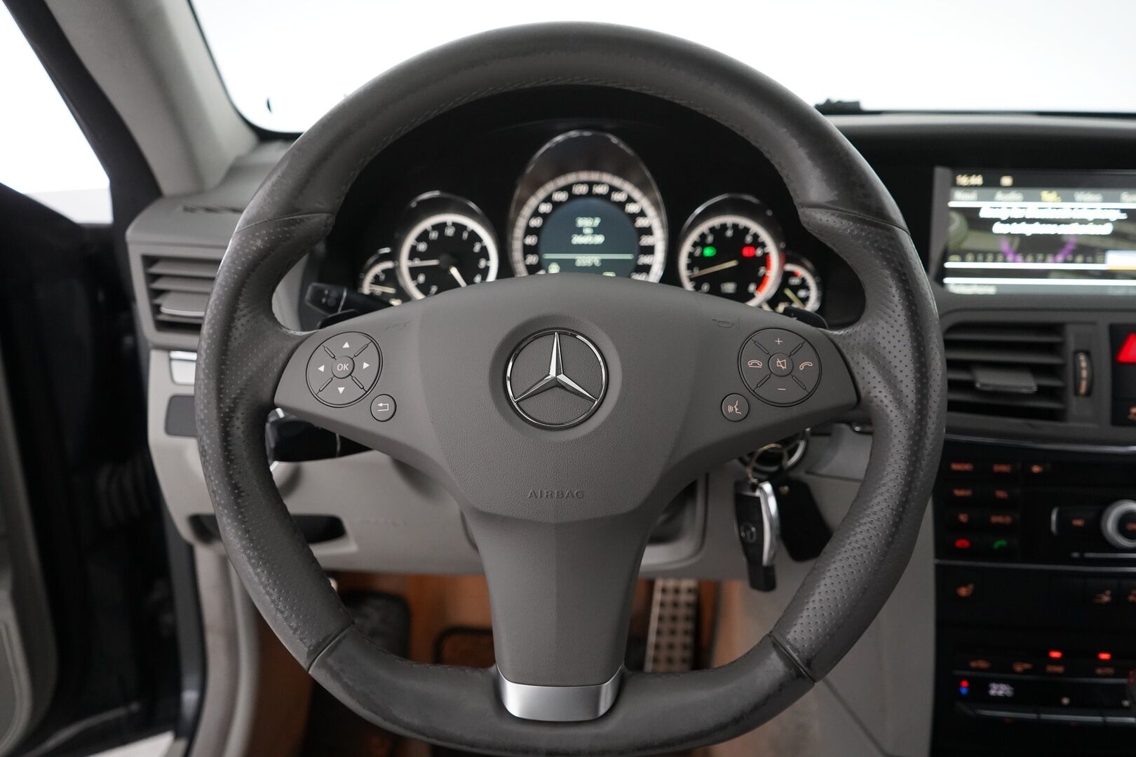 Mercedes-Benz E 2010 250 CGI Coupé A AMG *Ortopedinahat / Tutkat / Vakkari / Lohko* - Ketju vaihdettu / Huollettu 05/2025 / Kahdet renkaat vanteilla