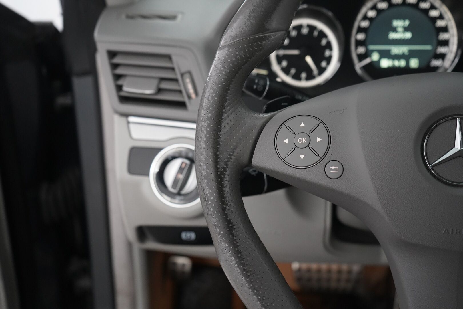 Mercedes-Benz E 2010 250 CGI Coupé A AMG *Ortopedinahat / Tutkat / Vakkari / Lohko* - Ketju vaihdettu / Huollettu 05/2025 / Kahdet renkaat vanteilla